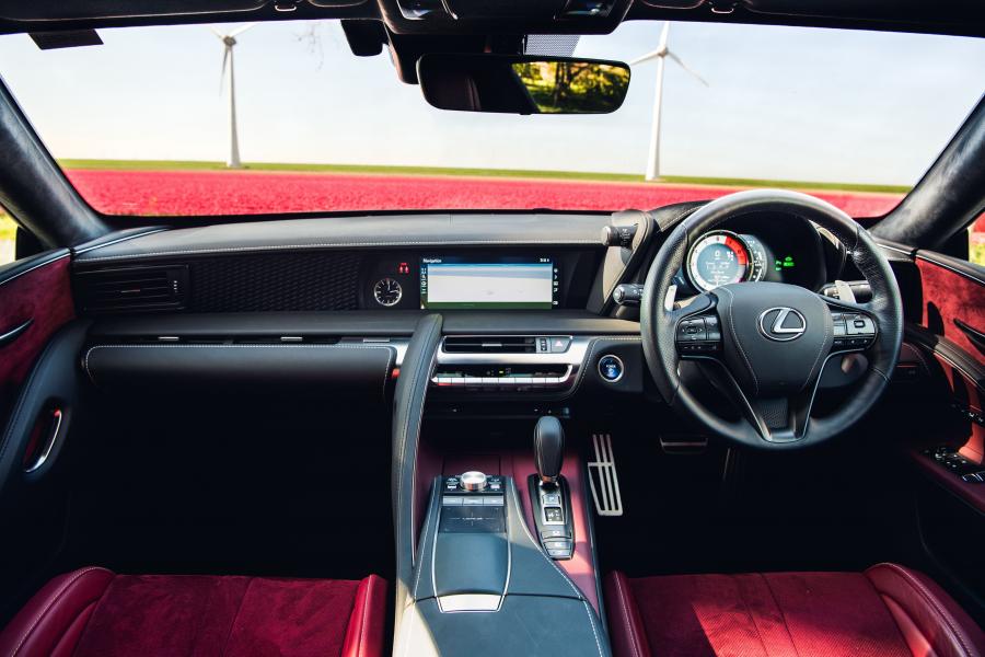Торпедо Lexus LC500h 2017 года  (UK) (фото 23 из 41)
